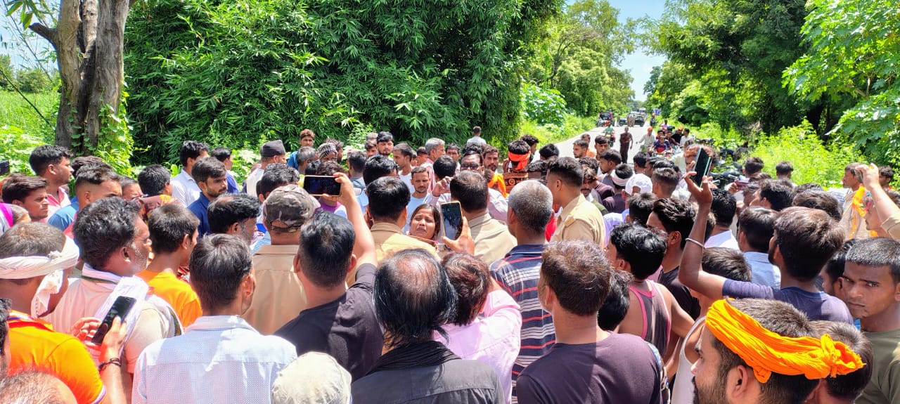 लखीमपुर खीरी में कांवड़िये की मौत पर हंगामा, सड़क पर लगाया जाम