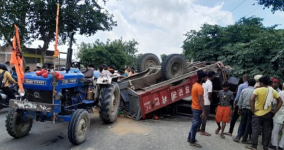 मुरादाबाद-फर्रुखाबाद हाईवे पर पलटी कांवड़ियों की ट्रैक्टर ट्रॉली, डीजे के नीचे दबकर एक की मौत, तीन घायल