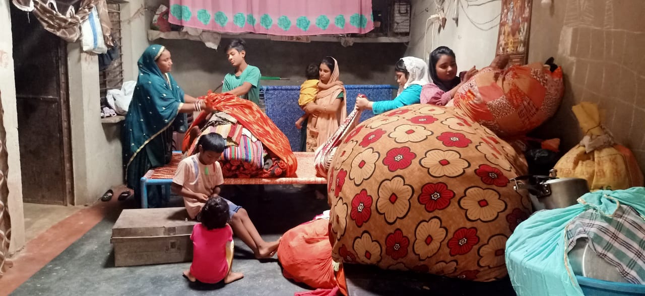 पड़ोसी के उत्पीड़न से परेशान दलित परिवार ने पलायन के लिए सामान बांधा, मकान बिकाऊ है का पोस्टर किया चस्पा