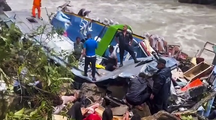 नेपाल में महाराष्ट्र के पर्यटकों की बस नदी में गिरी, 14 लोगों की मौत