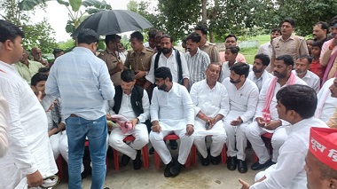 समझौता न करने पर दुष्कर्म पीड़िता की हत्या के मामले में पीड़ित परिवार से मिला सपा का प्रतिनिधिमंडल, आर्थिक सहायता के चेक सौंपे